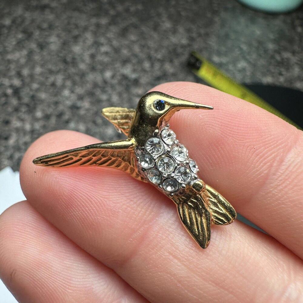 Krementz Rhinestone Hummingbird Bird Gold Tone Tiny Brooch Pin Signed - Picture 5 of 9